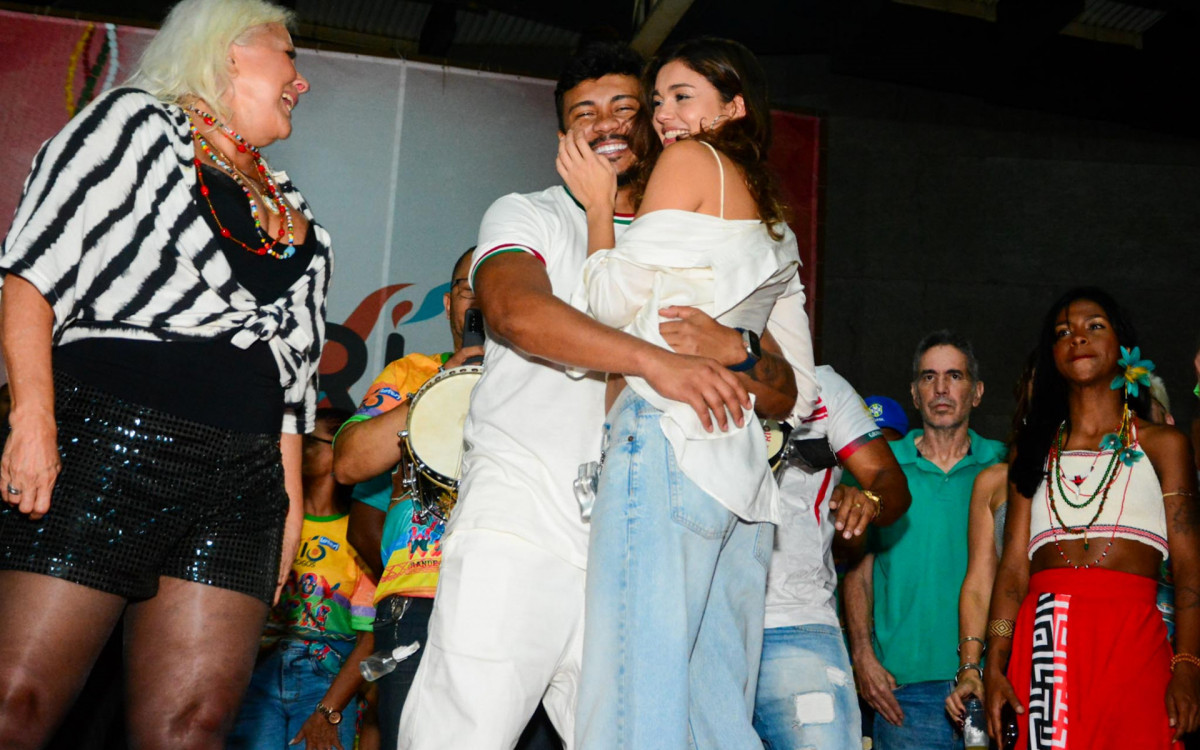 Sophie Charlotte e Xamã trocam carinho em noite de ensaio na quadra da Grande Rio