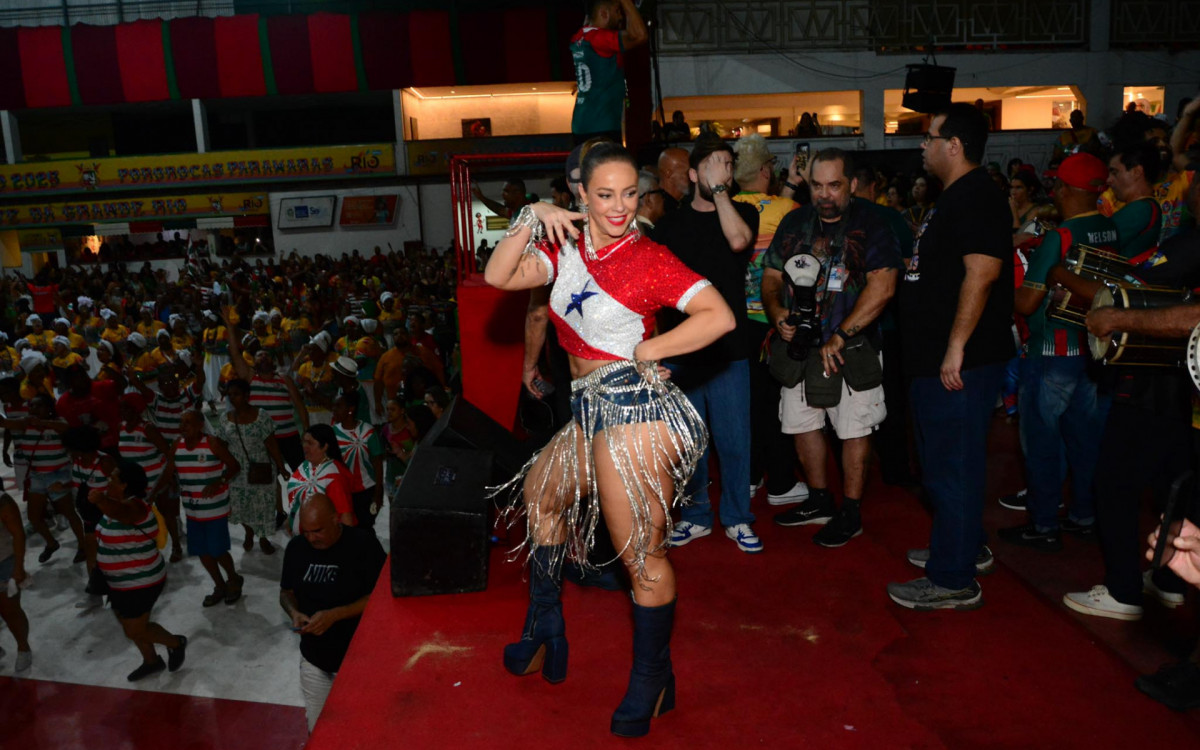 Paolla Oliveira se joga no samba em noite de ensaio na quadra da Grande Rio
