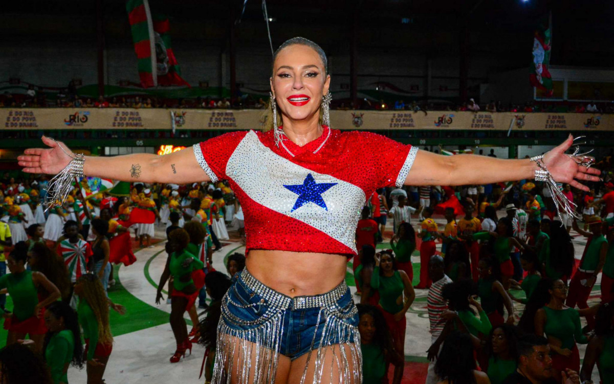 Paolla Oliveira se joga no samba em noite de ensaio na quadra da Grande Rio