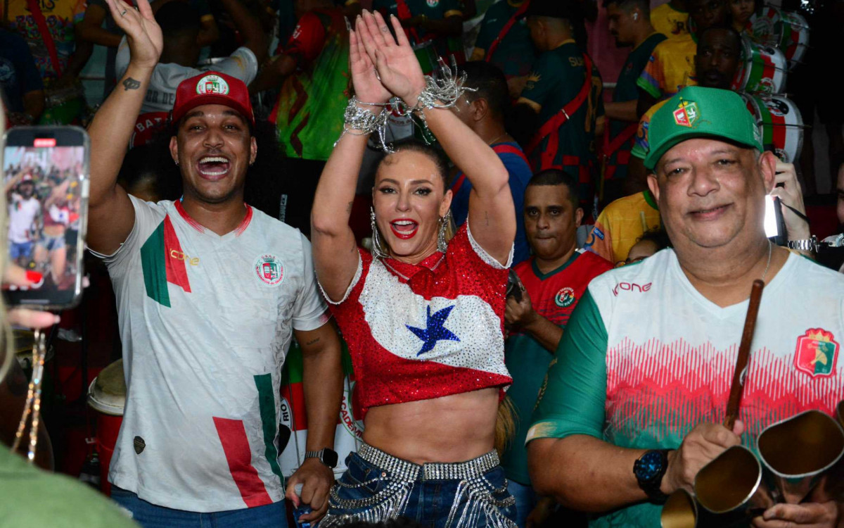 Paolla Oliveira se joga no samba em noite de ensaio na quadra da Grande Rio