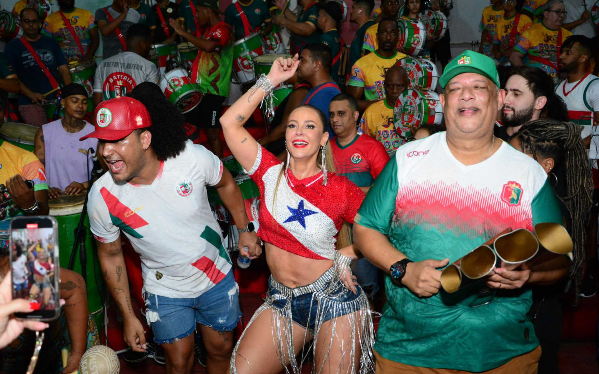 Paolla Oliveira se joga no samba em noite de ensaio na quadra da Grande Rio