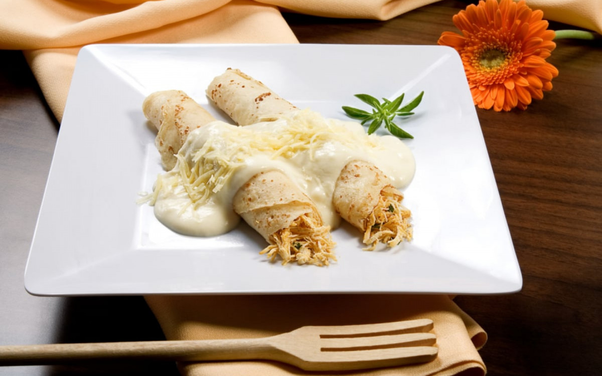 Panqueca de frango com molho branco (Imagem: Mauricio Sanches do Prado | Shutterstock)