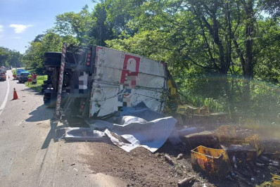 Caminhão carregado com cerveja tomba na BR-393, em Barra do Piraí