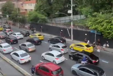 Vídeo mostra correria e confusão em perseguição da PM a adolescentes em Botafogo