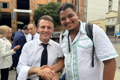 Guia de turismo denuncia racismo após publicar foto com presidente francês na Zona Portuária 