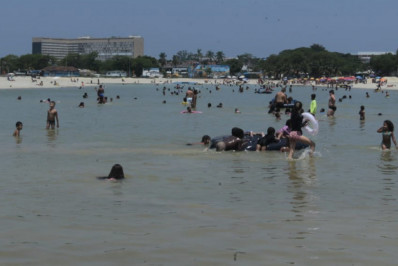 Cariocas aproveitam feriado de calor no Piscinão de Ramos 