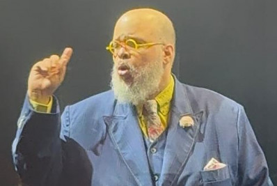 Ed Motta se pronuncia após destratar funcionário em cima de palco