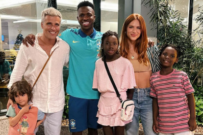 Giovanna Ewbank posa em família ao lado de Vini Jr. e o descreve como símbolo da Consciência Negra