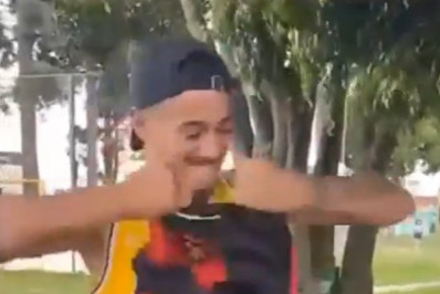 Atacante rasga camisa de rival rubro-negro e bota fogo; confira o vídeo