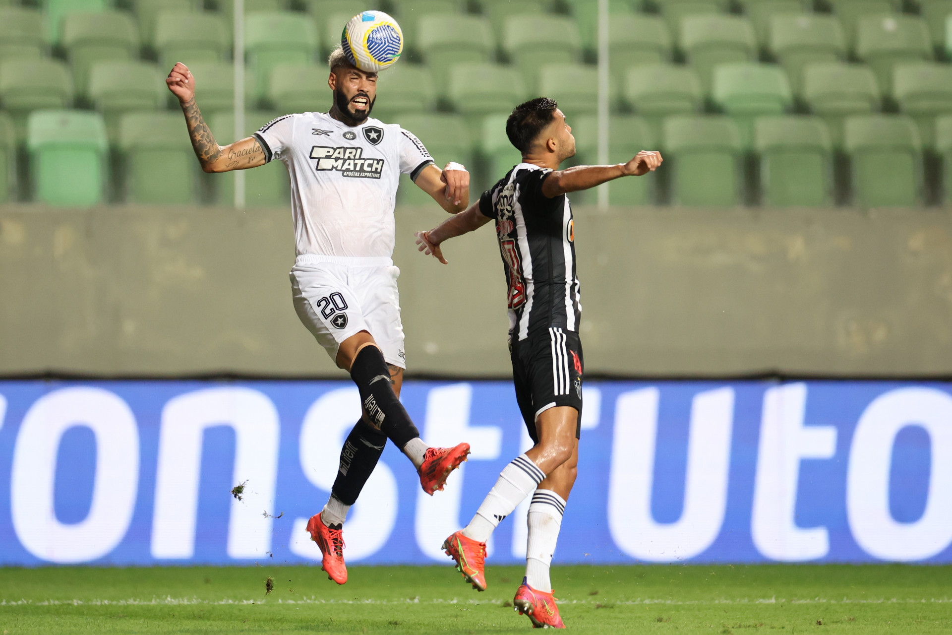 Alexander Barboza acabou sendo expulso por segundo amarelo no empate do Botafogo - V&iacute;tor Silva/Botafogo