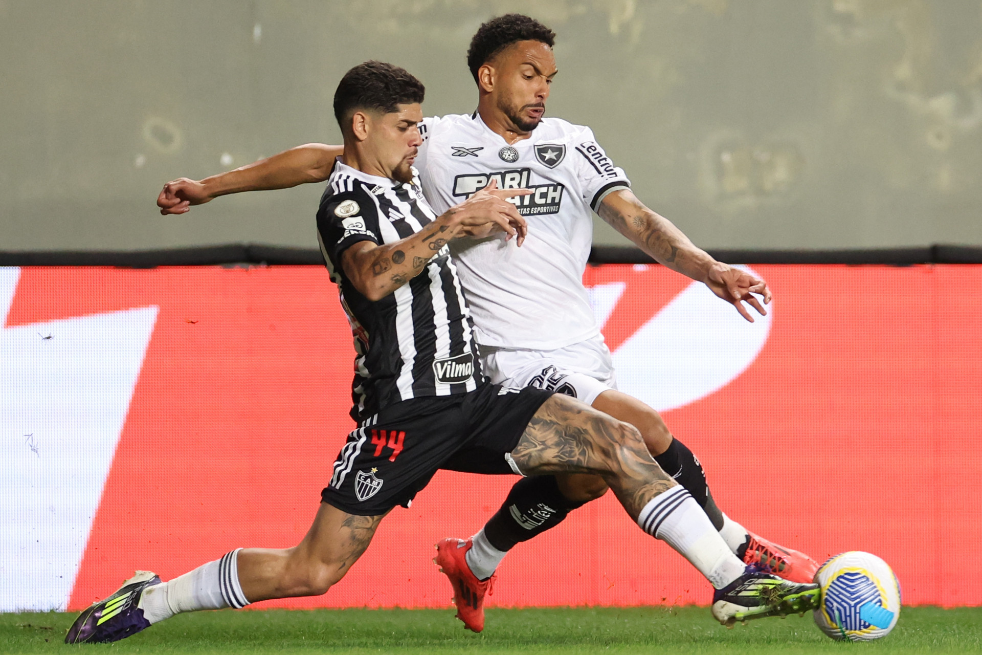 Vitinho, lateral-direito do Botafogo, disputado jogada com Rubens - V&iacute;tor Silva/Botafogo