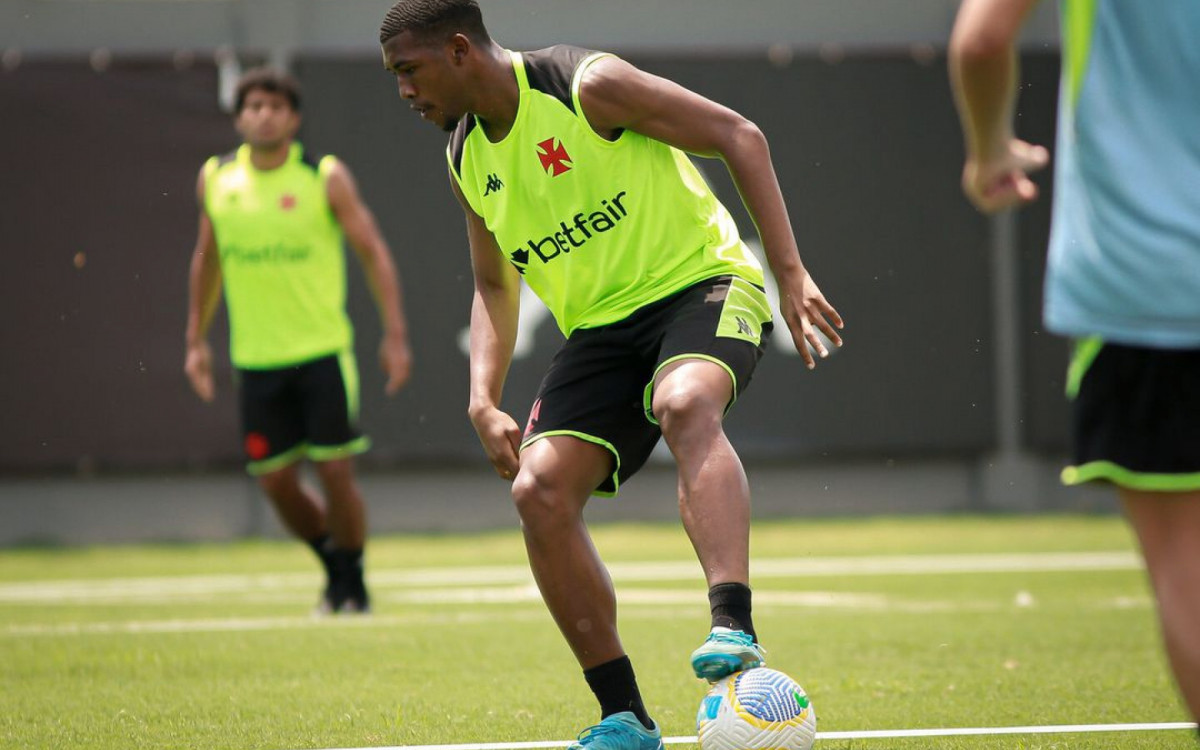 Rayan em treino pelo Vasco