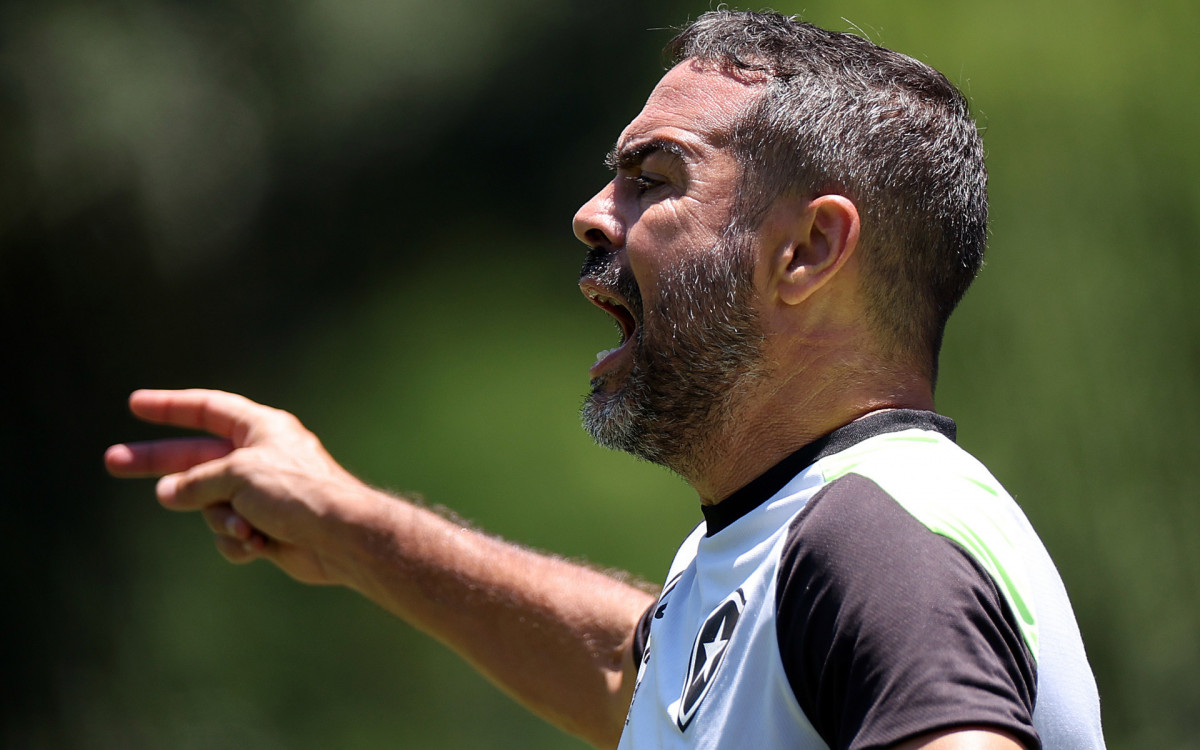 Artur Jorge em treino do Botafogo