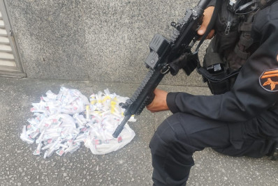 PM prende suspeito com drogas no Morro da Mina em Nilópolis