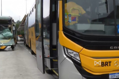 Acidente entre dois ônibus do BRT deixa 29 pessoas feridas na Barra