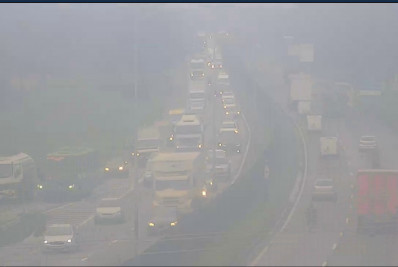 Carreta que transportava produto perigoso tomba na BR-116, em Sapucaia
