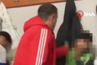 Técnico xinga, bate e aperta garganta de jogador da base: 'Vou te matar'