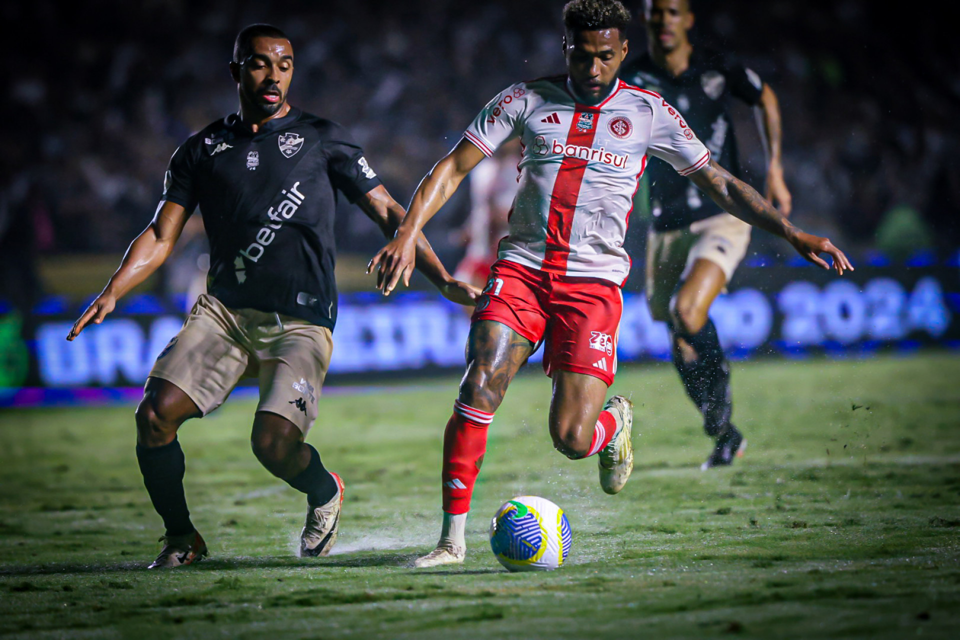 Lance de Paulo Henrique, lateral do Vasco, com Wesley, autor do gol do Internacional - Ricardo Duarte/Internacional