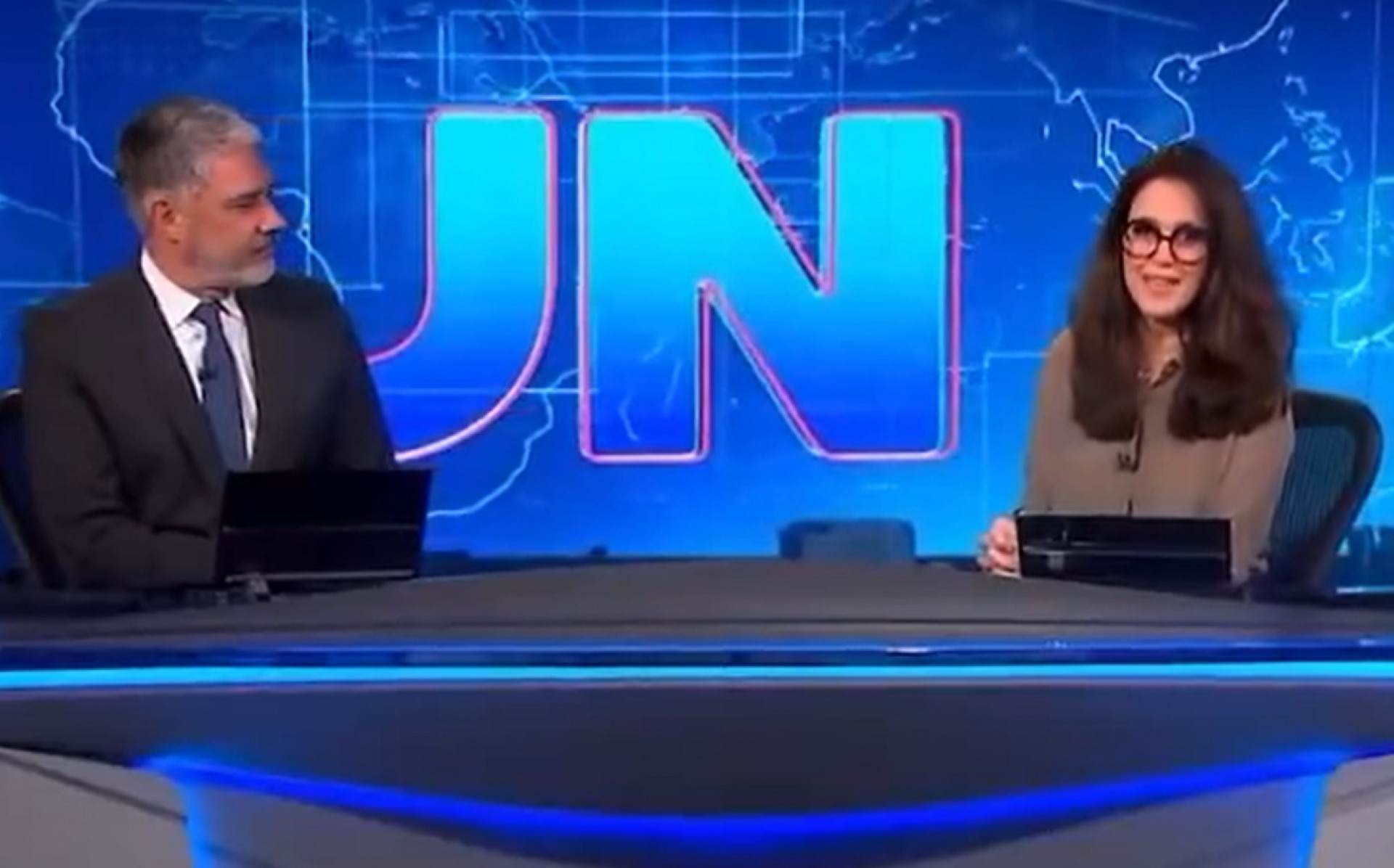 William Bonner e Ana Luiza Guimarães durante o 'Jornal Nacional' - Reprodução de vídeo