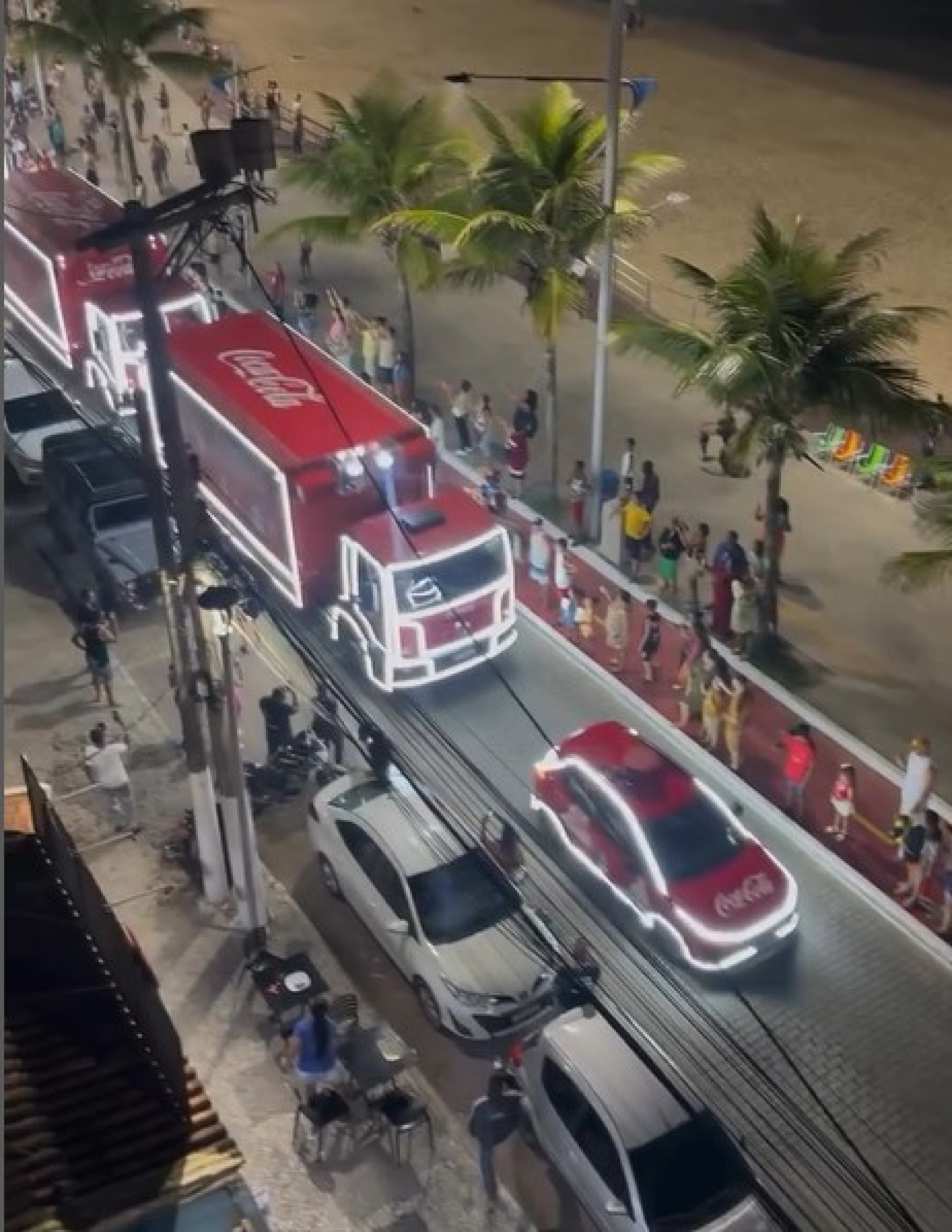 Os icônicos caminhões iluminados da Caravana de Natal Coca-Cola, trazendo alegria e a magia do Papai Noel pelas ruas de Macaé  - Foto: Reprodução