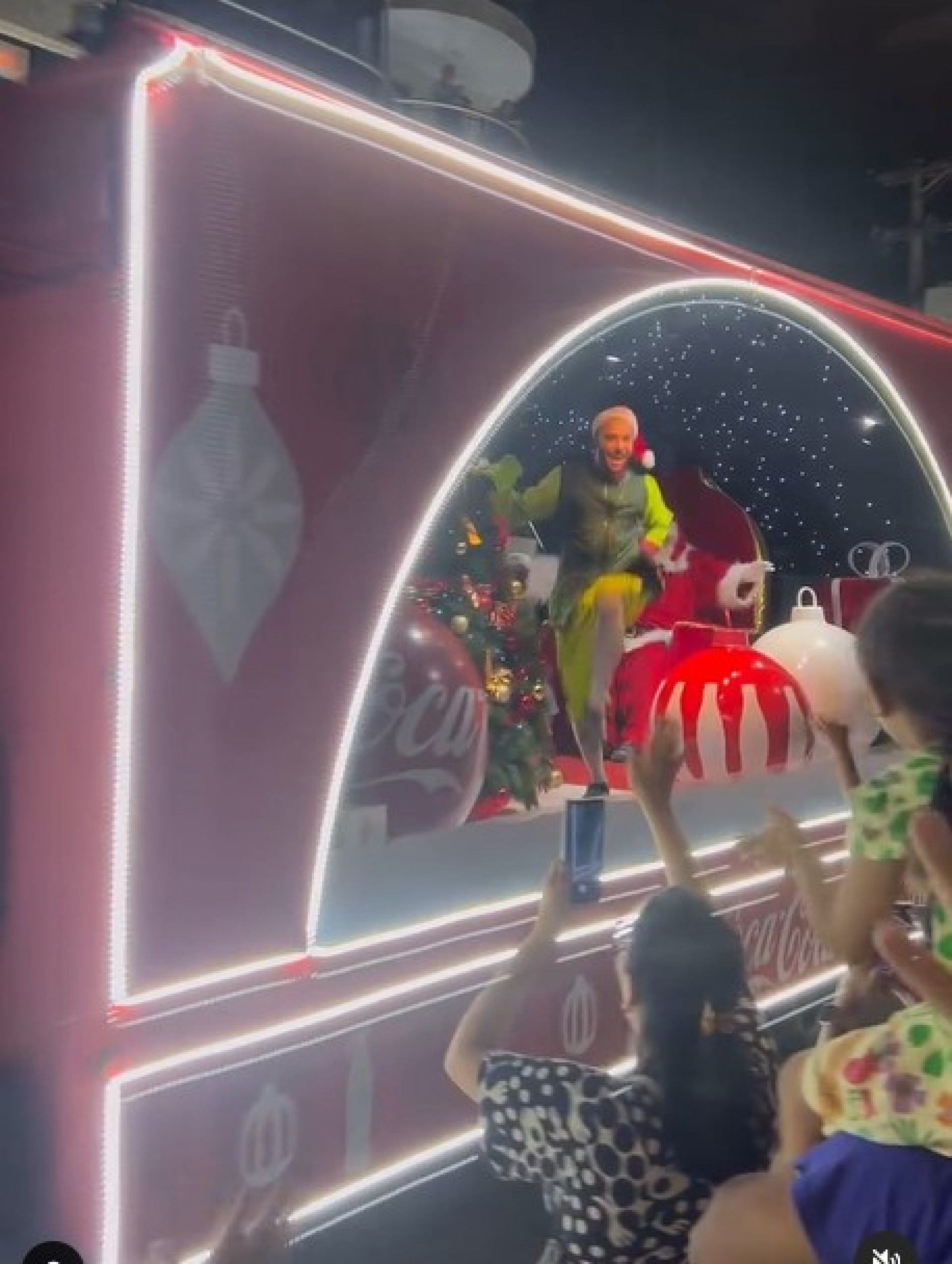 Os icônicos caminhões iluminados da Caravana de Natal Coca-Cola, trazendo alegria e a magia do Papai Noel pelas ruas de Macaé
