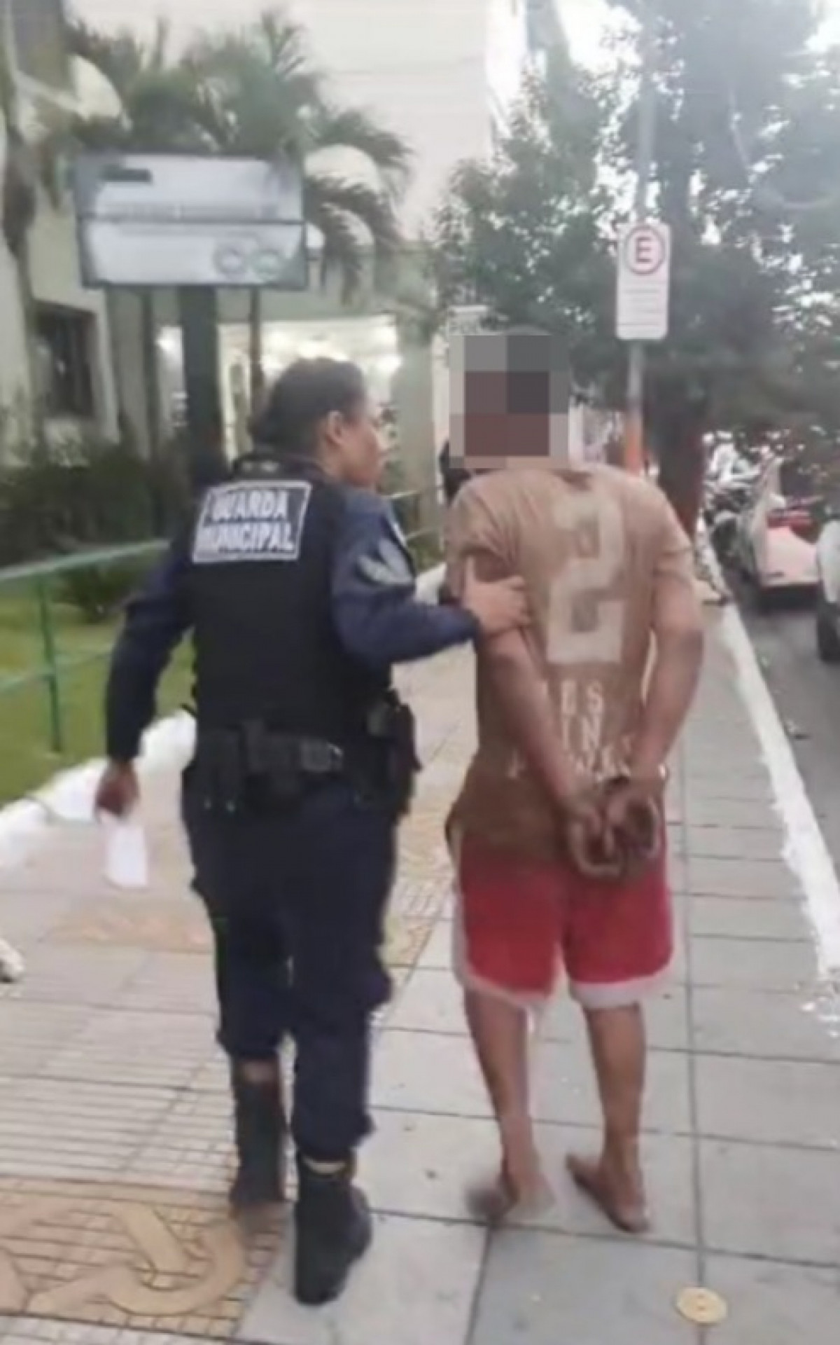 Suspeito foi levado &agrave; 93&ordf; DP (Volta Redonda) ap&oacute;s tentar entrar com cachorro em &ocirc;nibus e discutir com o motorista - Divulga&ccedil;&atilde;o/Semop PMVR