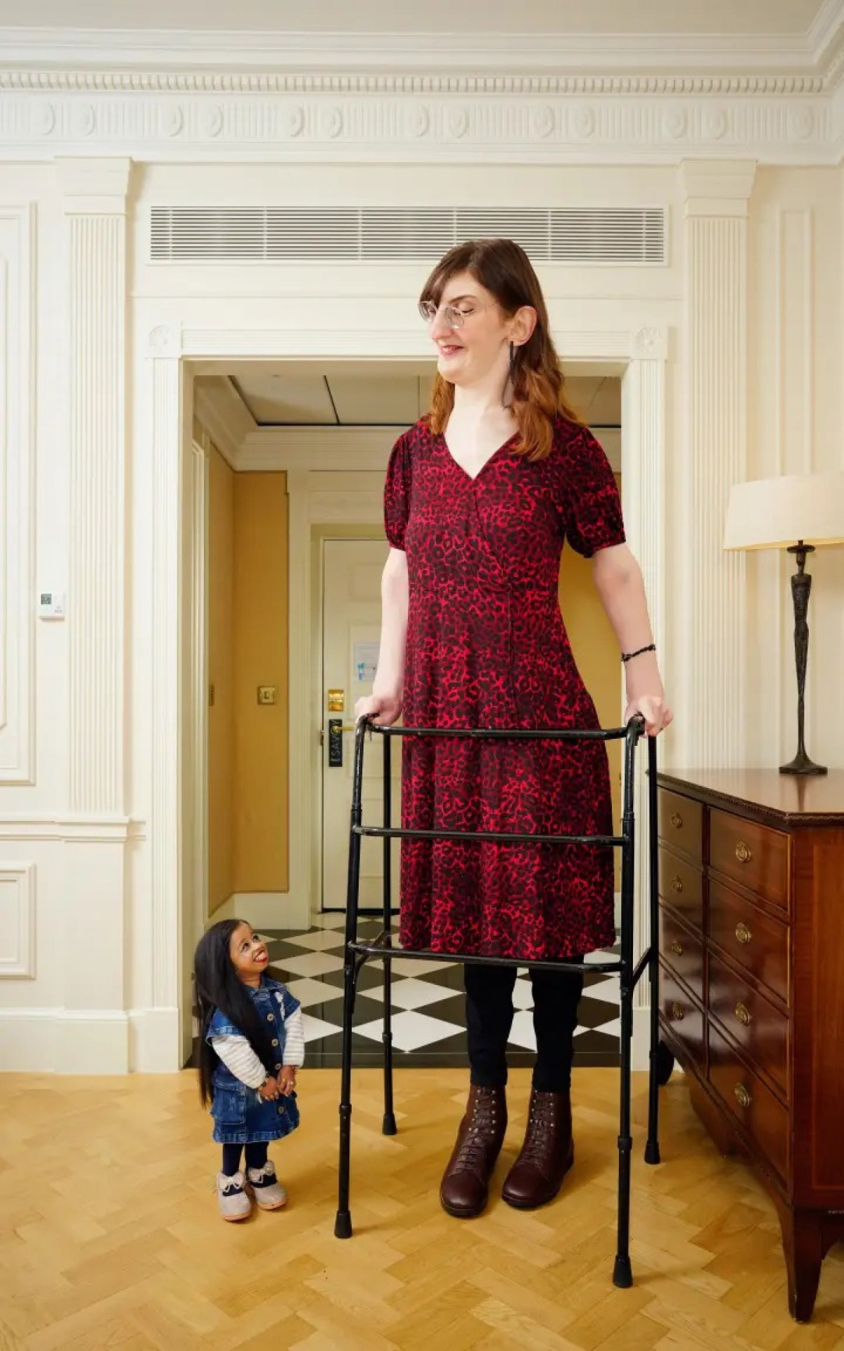 Jyoti Amge (à esquerda), de 62,8 cm, e a Rumeysa Gelgi (à direita), de 2,15 metros - Reprodução / Guinness World Records