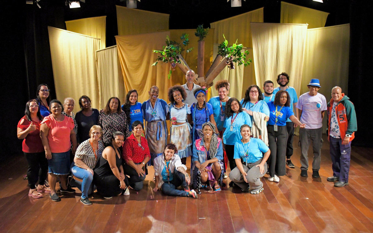 As idosas se confraternizaram com os atores da peça Cidadela