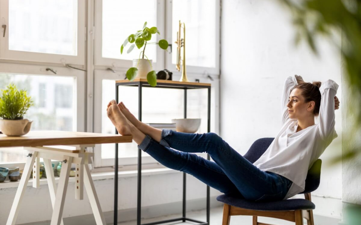 Limpar as energias da casa ajuda a manter o bem-estar f&iacute;sico e emocional (Imagem: pikselstock | Shutterstock) 