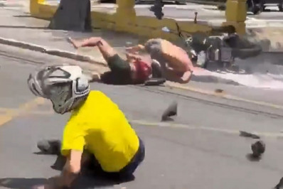 Vídeo mostra forte batida entre duas motos em movimentada via de Niterói