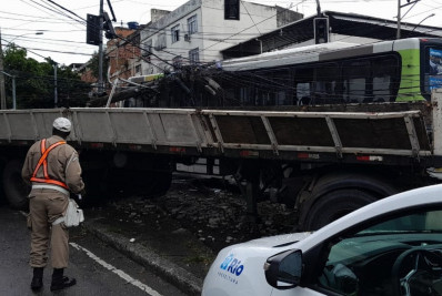 Carreta e ônibus colidem no Cachambi e causam retenção no trânsito