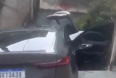 Policiais encontram desmanche de veículos roubados em comunidade no Complexo do Lins