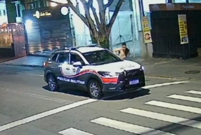 Novas imagens mostram estudante de Medicina dando tapa em viatura da PM e sendo perseguido