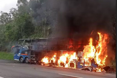 Passageiro incendeia ônibus em que viajava com outras 45 pessoas; veículo foi destruído