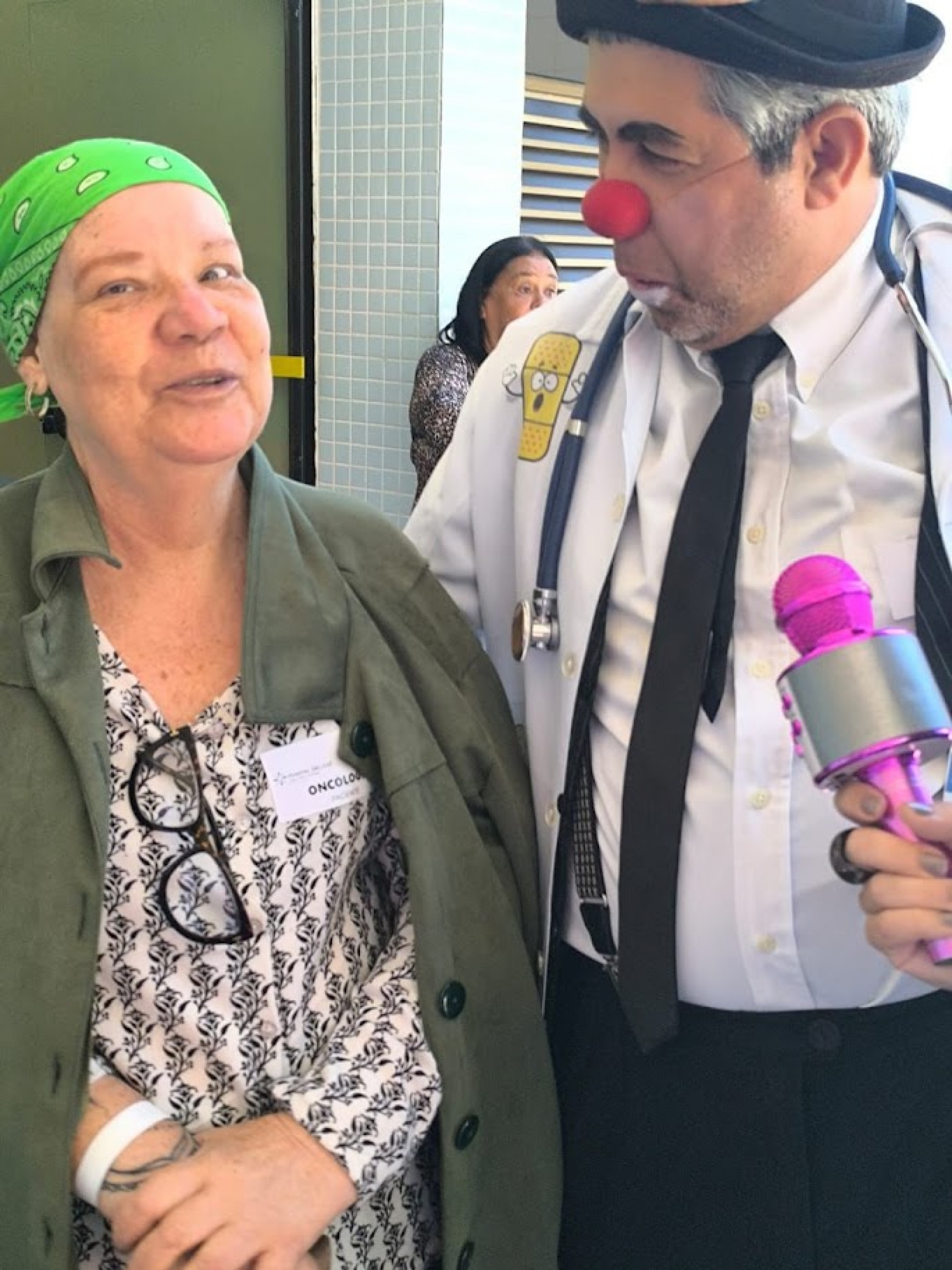 Márcia, paciente em tratamento contra o câncer, é fã da trupe e posta vídeos da palhaçaria em suas redes sociais - Divulgação