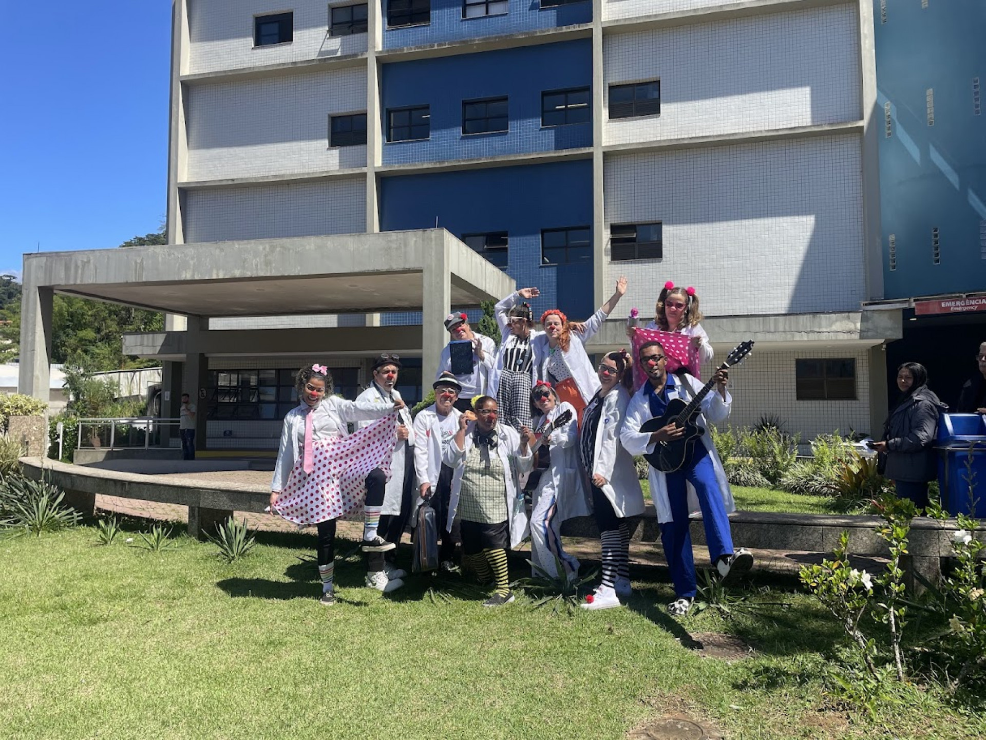 Grupo de voluntários que atuam com a palhaçaria no Hospital São José - Jannaina Costa
