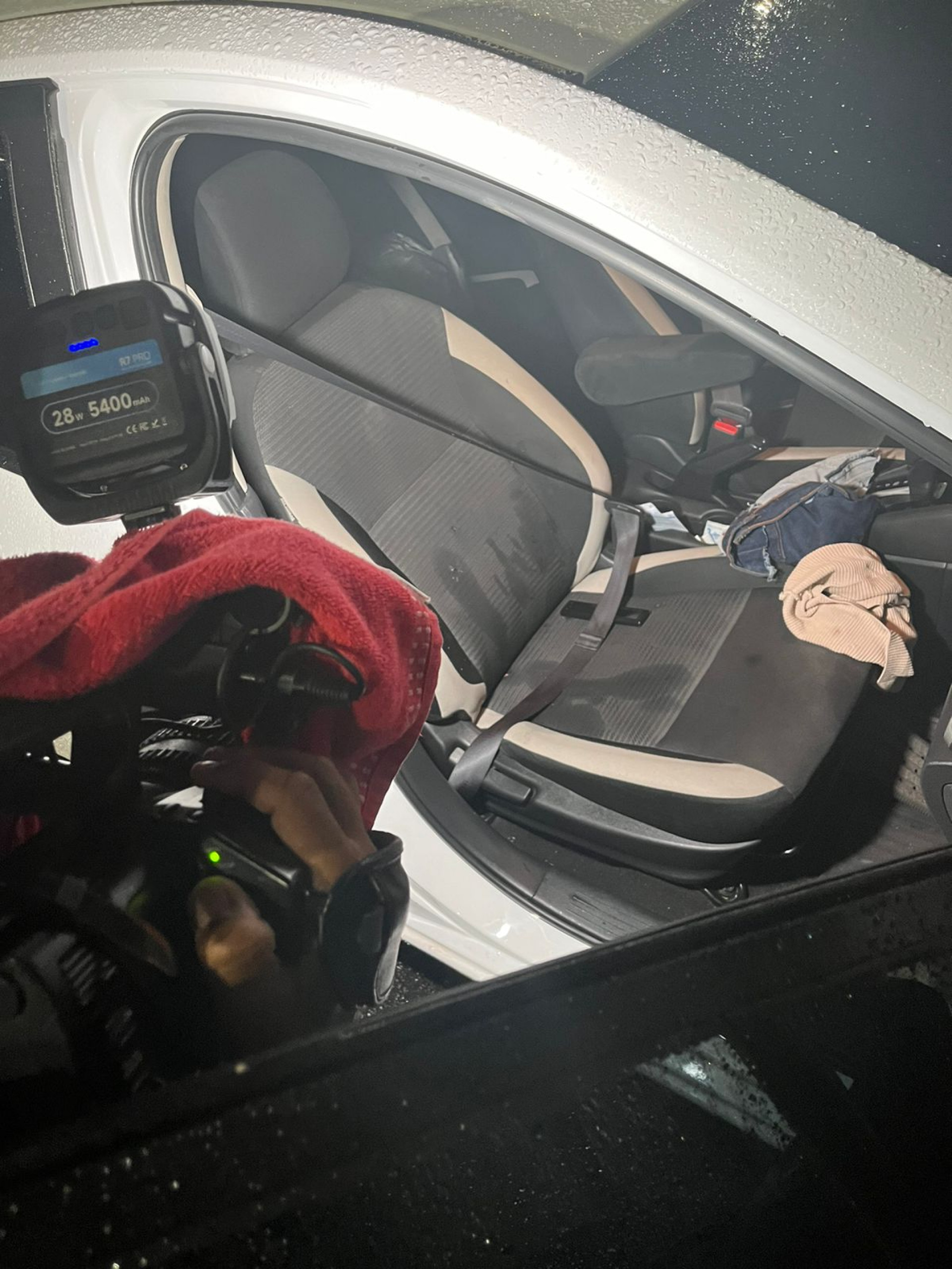 Carro onde estava mulher baleada no Méier foi atingido por pelo menos seis disparos - Divulgação