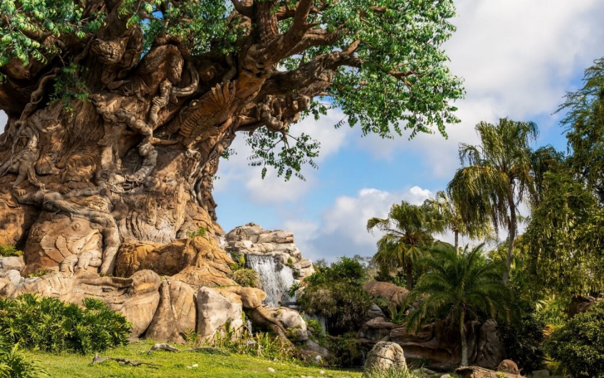 Majestosa e monumental, a &Aacute;rvore da Vida impressiona com mais de 300 esculturas de animais em seu tronco, simbolizando a rica biodiversidade do planeta (Imagem: jrtwynam | Shutterstock)