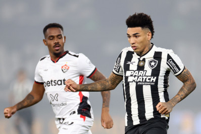 Botafogo busca empate contra o Vitória no fim, mas perde a liderança do Brasileiro