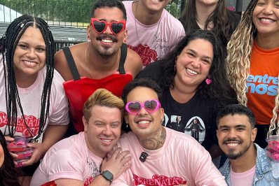 Gloria Groove surpreende ao distribuir brigadeiro para fãs no Rio 