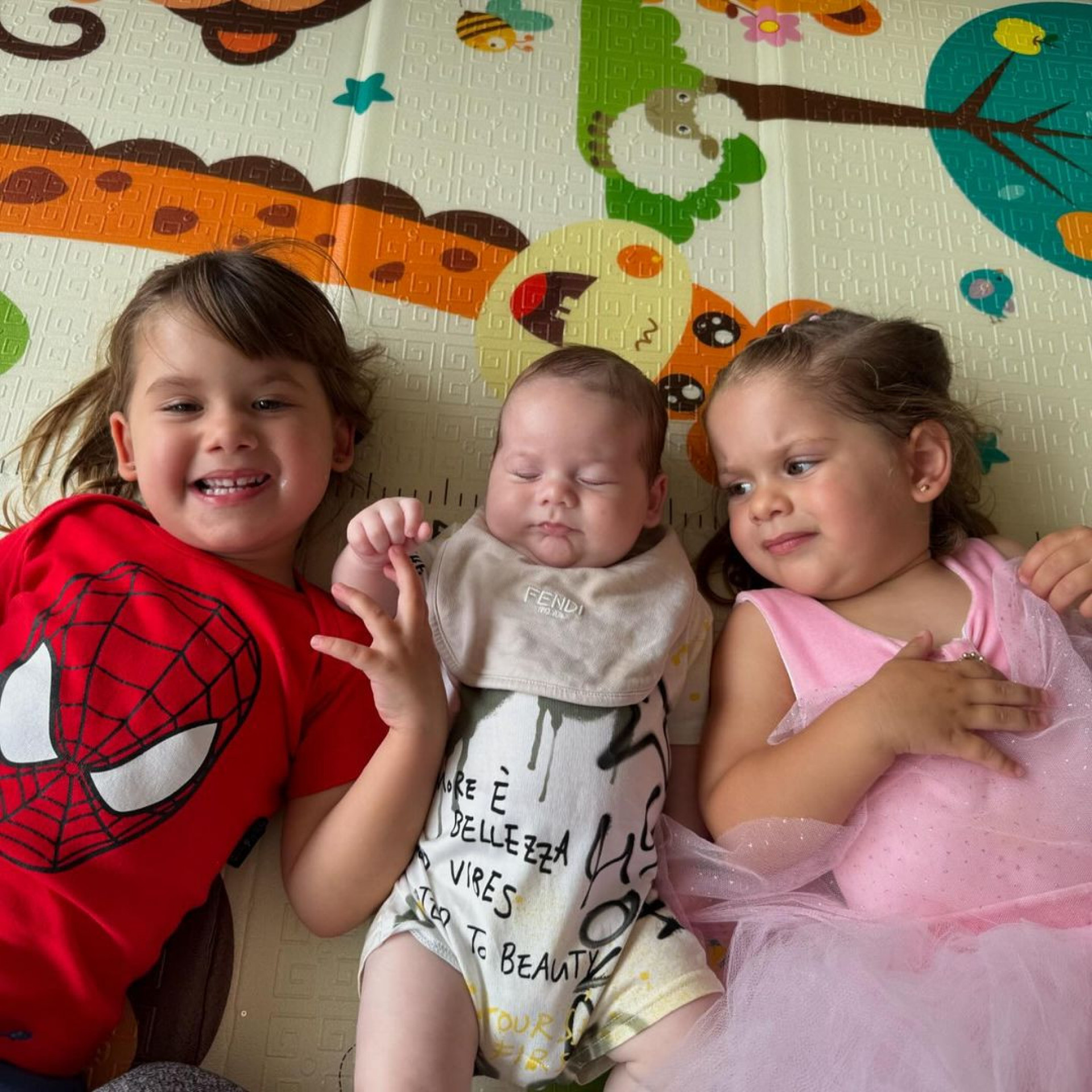 Expressões de Maria Flor roubam a cena em foto de filhos de Virgínia Fonseca - Reprodução / Instagram