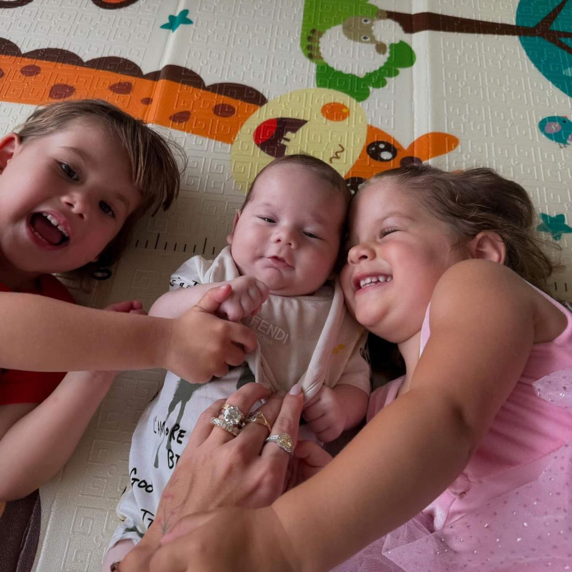 Expressões de Maria Flor roubam a cena em foto de filhos de Virgínia Fonseca - Reprodução / Instagram