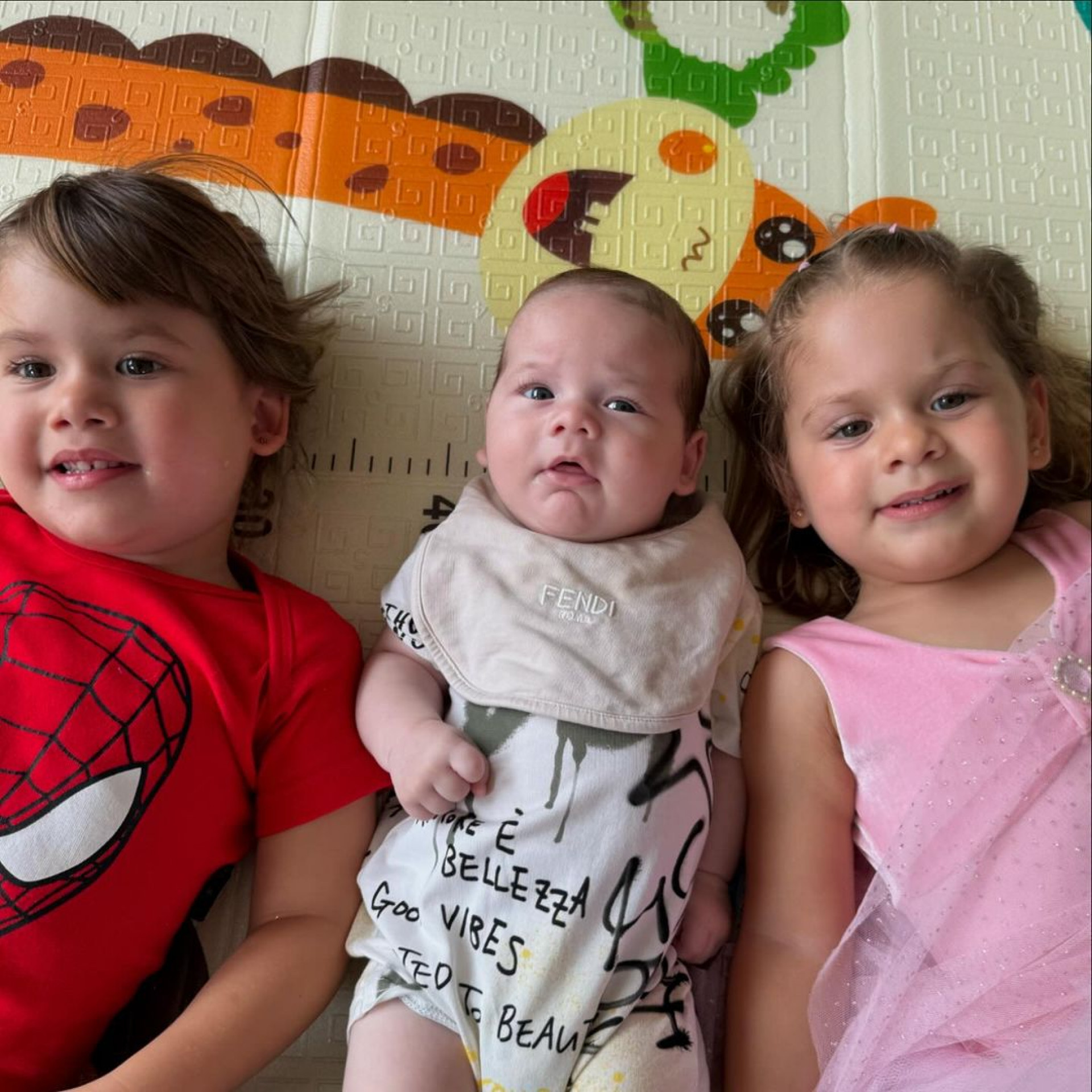 Expressões de Maria Flor roubam a cena em foto de filhos de Virgínia Fonseca - Reprodução / Instagram