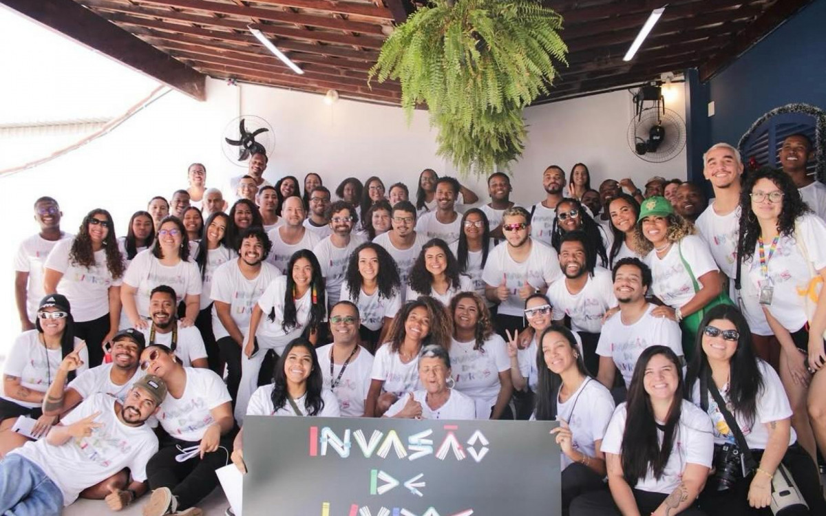 Voluntários que distribuíram os livros nas comunidades