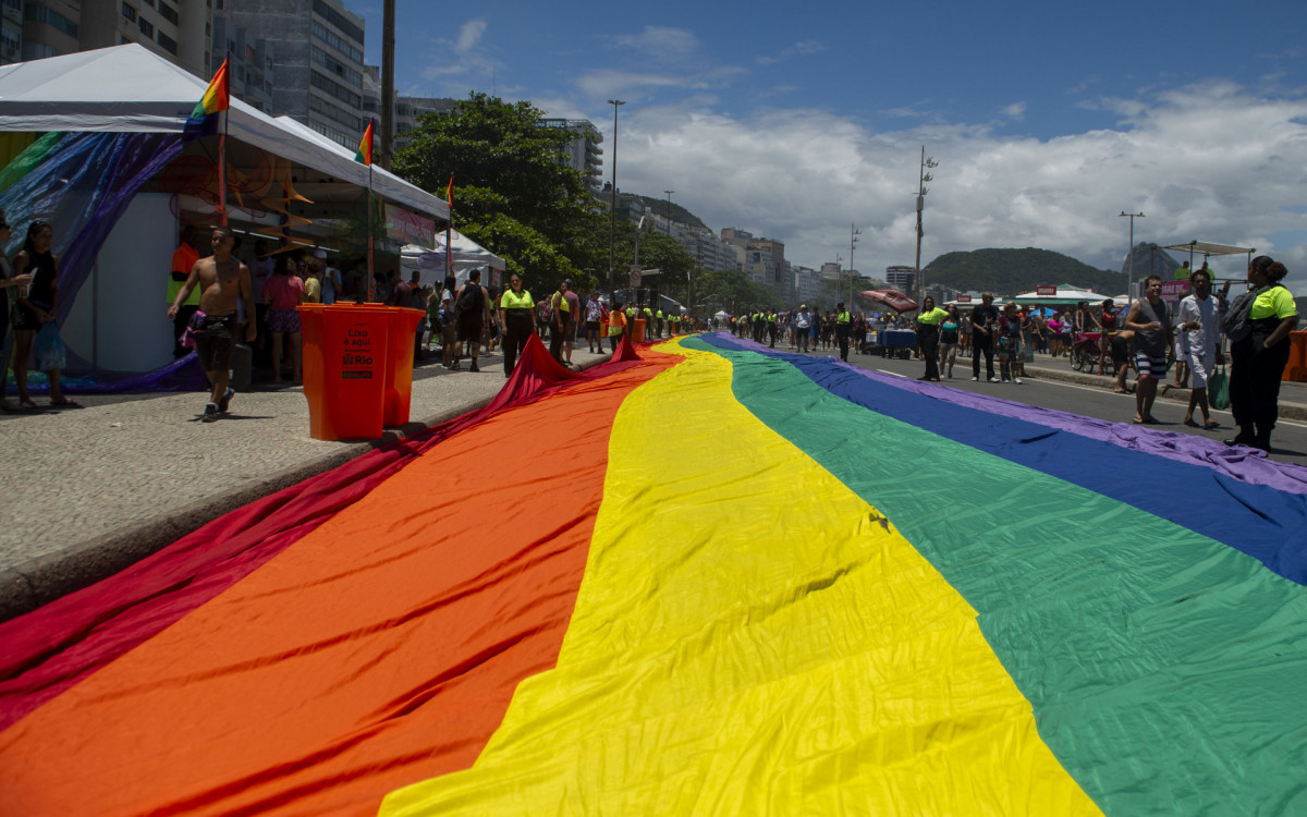 Enorme bandeira foi estendida no Calçadão de Copacabana durante a parada LGBTQIA+, neste domingo (24)