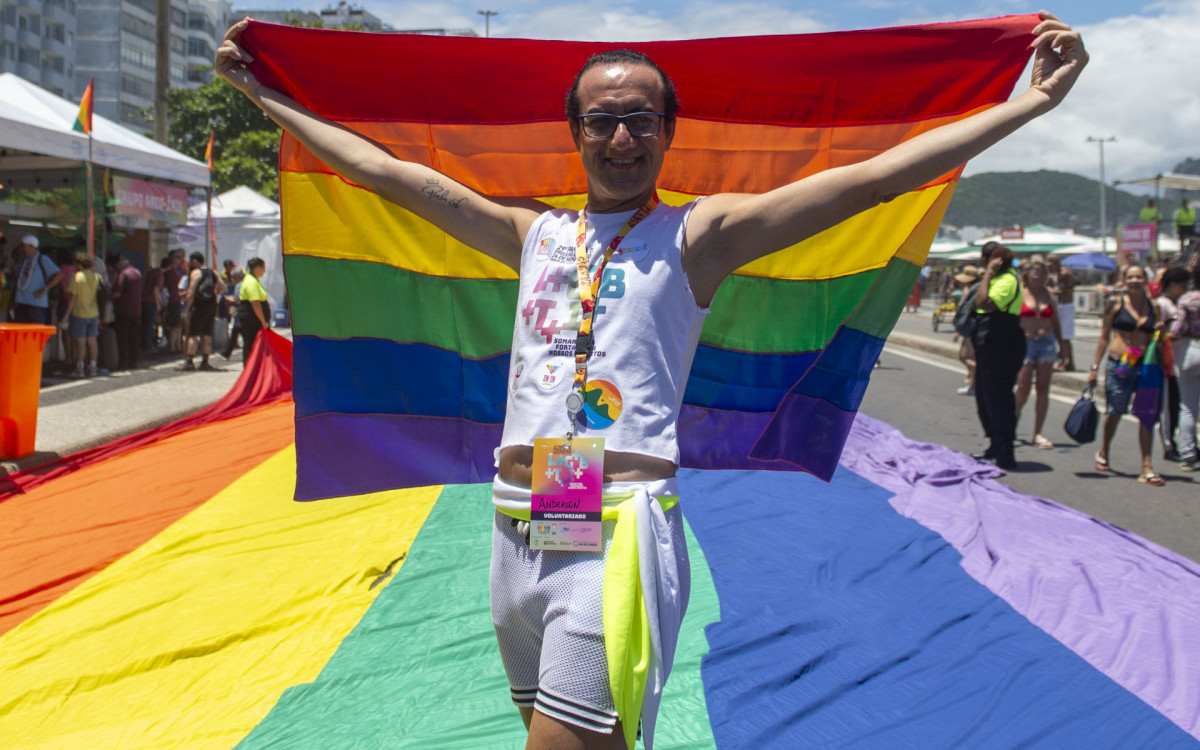 Celebração da 29ª parada LGBTQIA+ em Copacabana, zona sul do Rio de Janeiro, neste domingo (24).