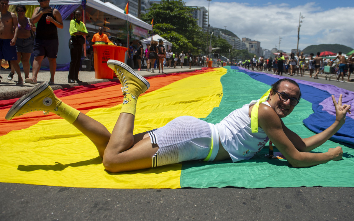 Celebração da 29ª parada LGBTQIA+ em Copacabana, zona sul do Rio de Janeiro, neste domingo (24).