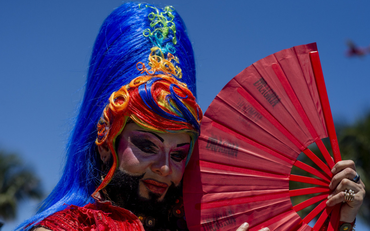 Participantes da parada LGBTQIA+ em Copacabana abusaram da imaginação na hora de compor o figurino
