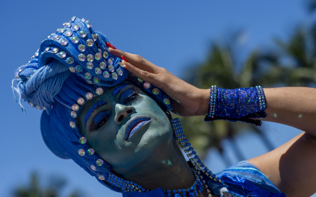 Participantes da parada LGBTQIA+ em Copacabana abusaram da imaginação na hora de compor o figurino