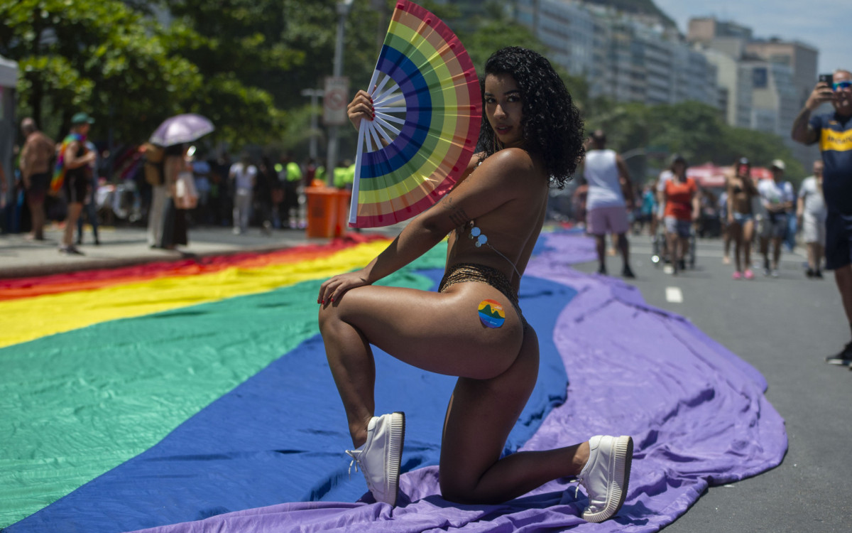 Celebração da 29ª parada LGBTQIA+ em Copacabana, neste domingo (24)